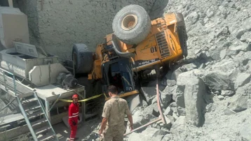 Taş ocağında iş makinesi devrildi. Operatör hayatını kaybetti