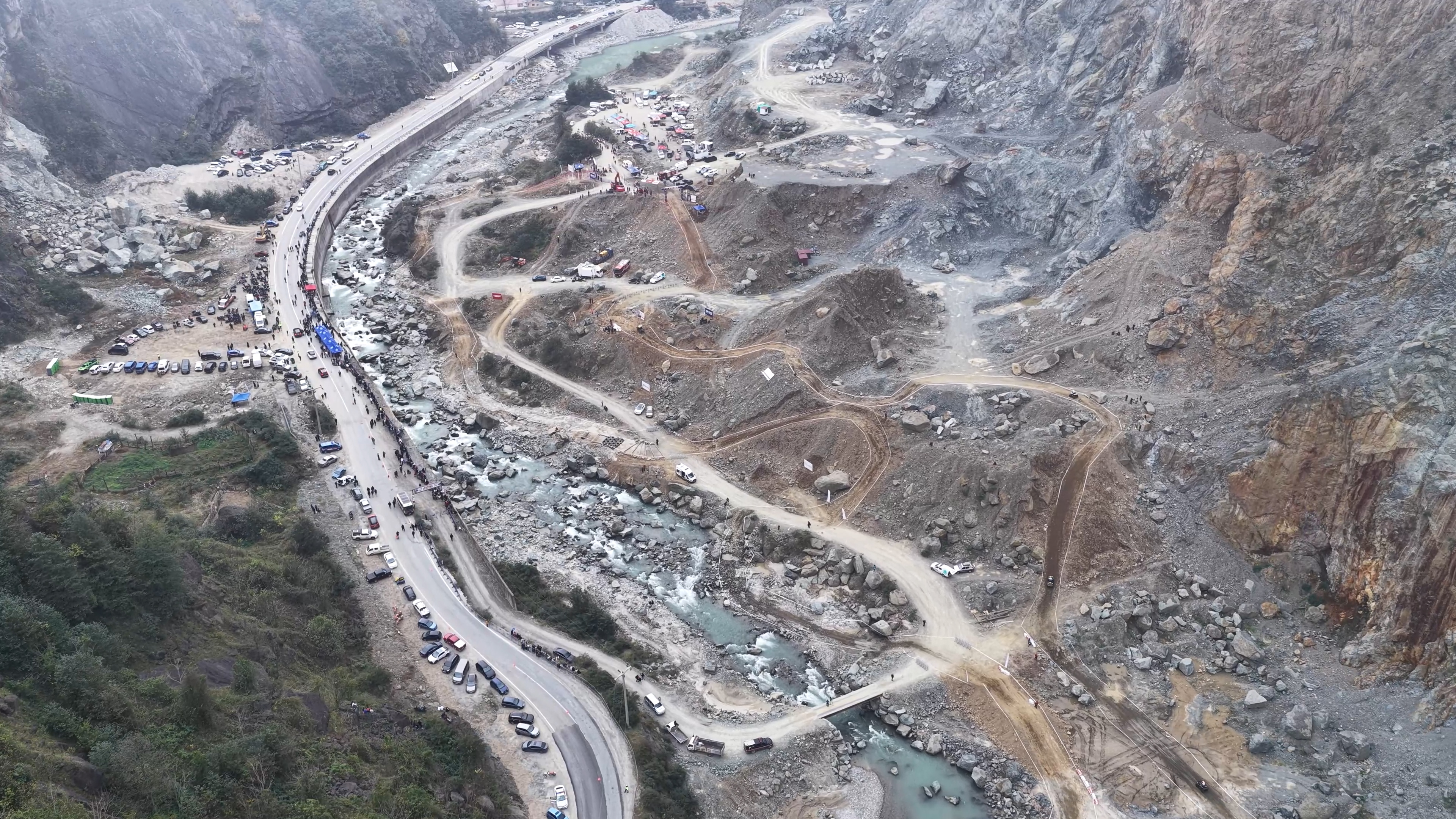 Taş ocağı yarış pistine dönüştürüldü, 100'ü aşkın sporcu mücadele etti
