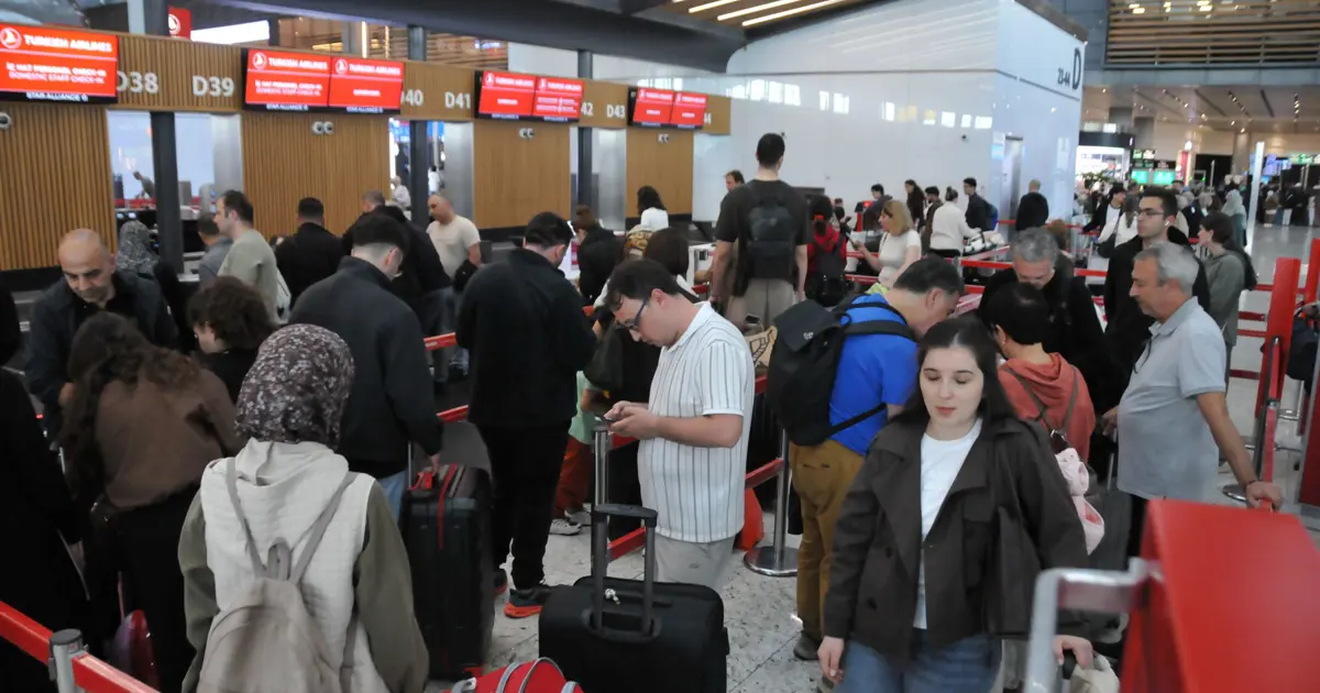 Tatilciler dönüyor. Havalimanlarında bayram yoğunluğu