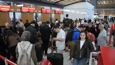 Tatilciler dönüyor. Havalimanlarında bayram yoğunluğu