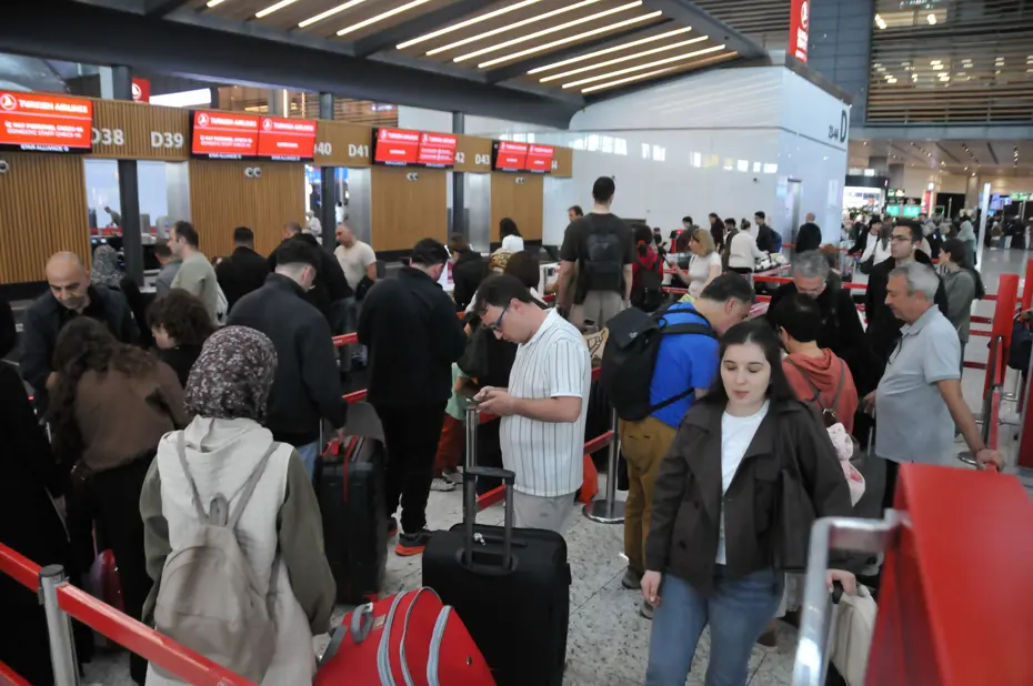 Tatilciler dönüyor. Havalimanlarında bayram yoğunluğu