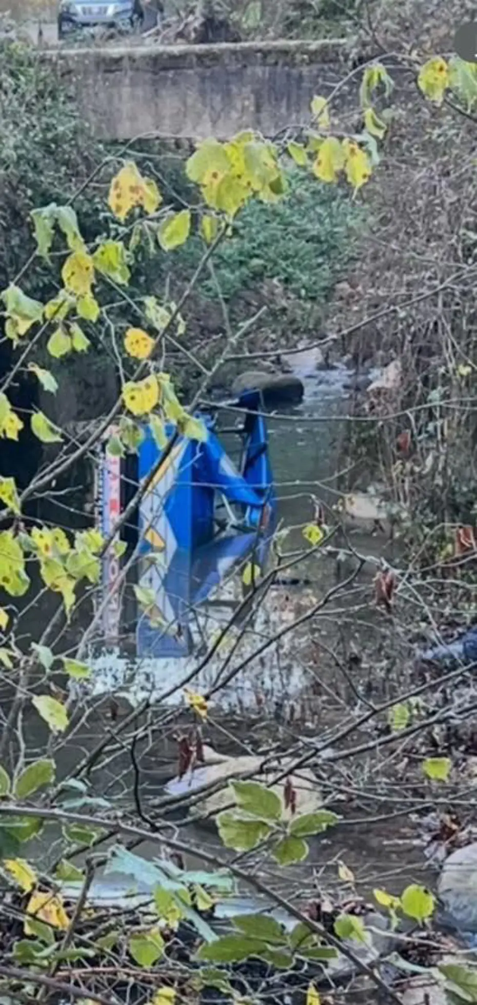 Patpat dereye düştü, üzerindeki çifti ölüm ayırdı