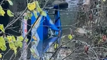 Patpat dereye düştü, üzerindeki çifti ölüm ayırdı