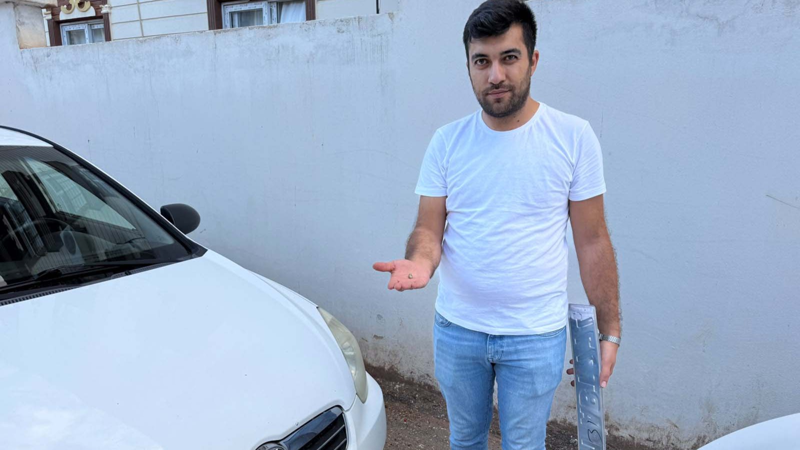 Kızıyla otomobilini temizlediği sırada yorgun mermi isabet etti