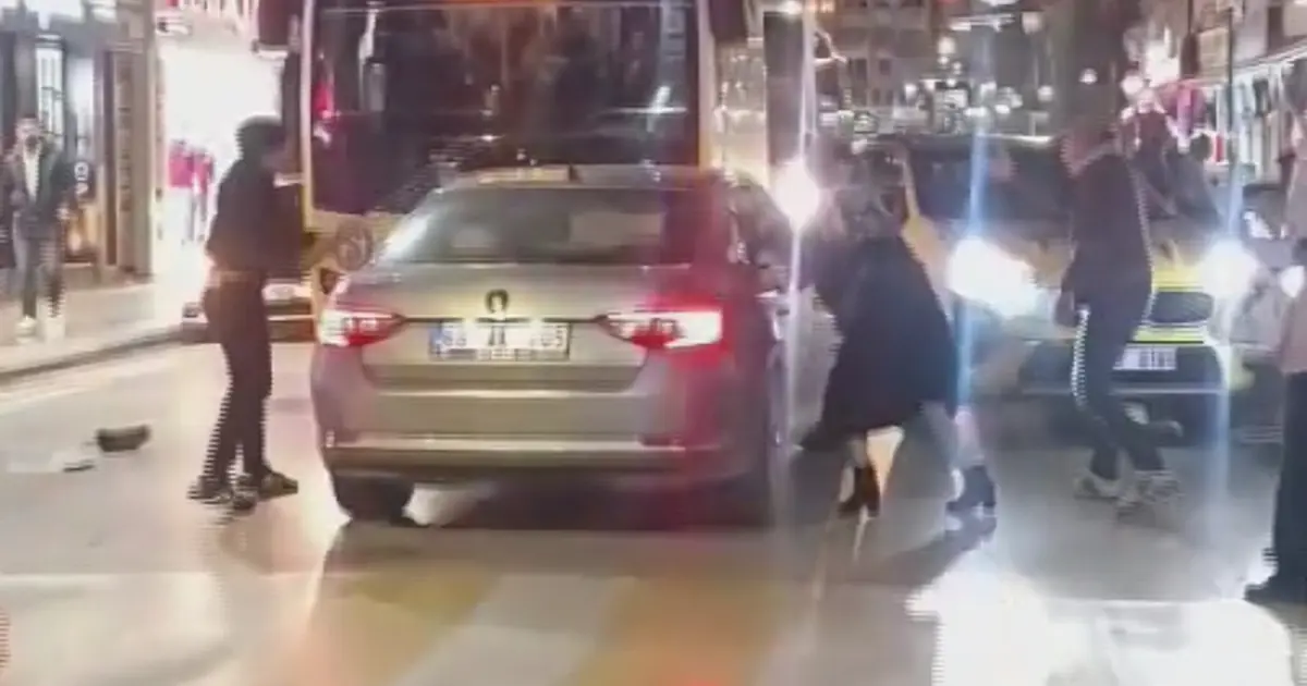 Caddedeki yayalara ve araçlara çarpan sürücüye meydan dayağı