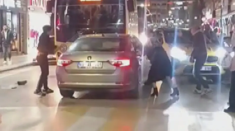 Caddedeki yayalara ve araçlara çarpan sürücüye meydan dayağı