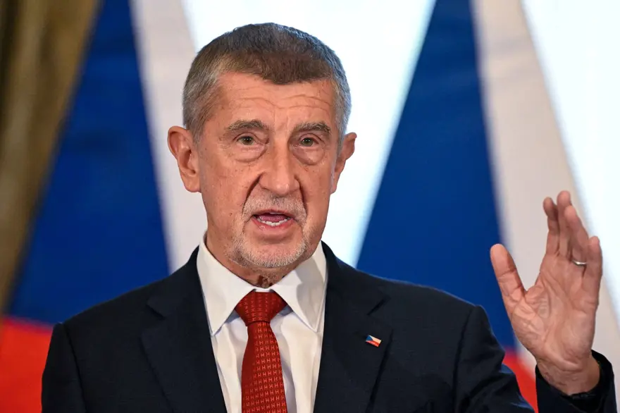 Kriz NATO Zirvesi'ndeki aile fotoğrafına da yansıdı. Başbakan heyete almadı, Cumhurbaşkanı dava açıp geldi 2