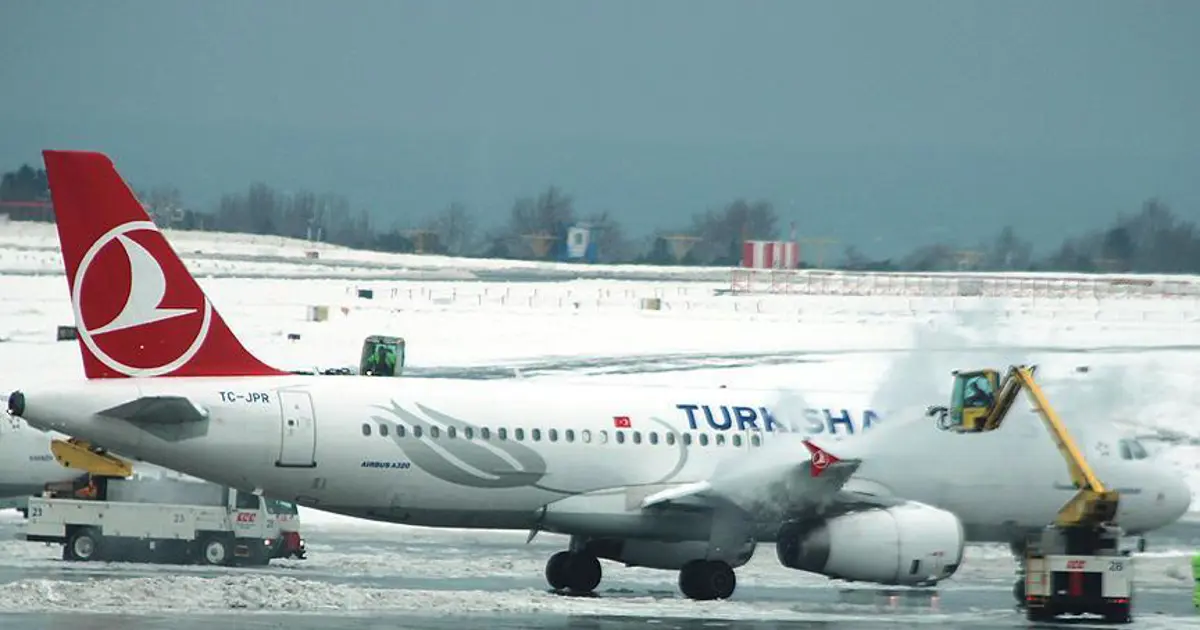 Uçuşlara kar engeli. THY, AJet ve Pegasus'tan sefer iptalleri