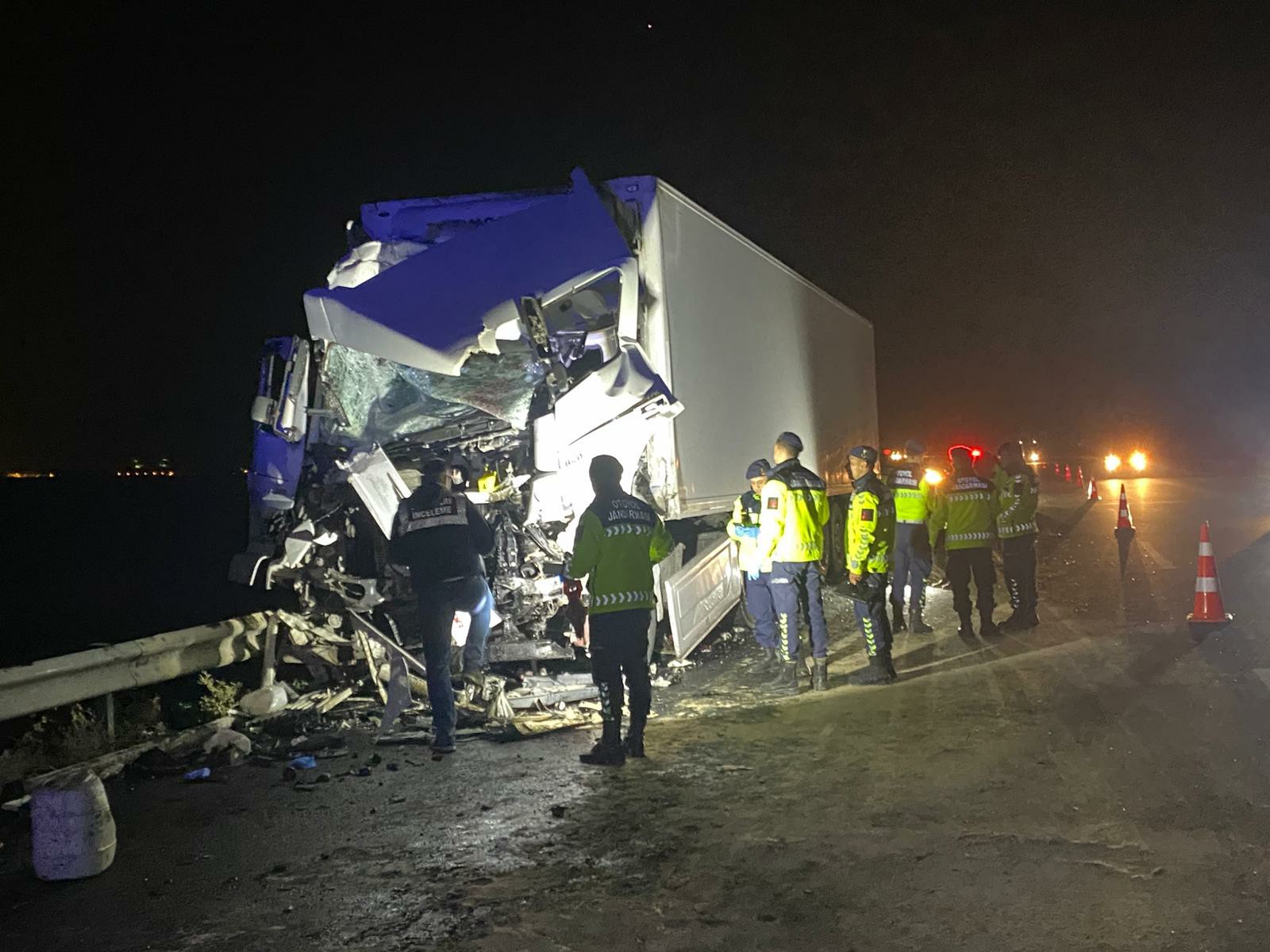 Emniyet şeridinde feci kaza: 15 yaralı