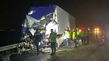 Emniyet şeridinde feci kaza: 15 yaralı