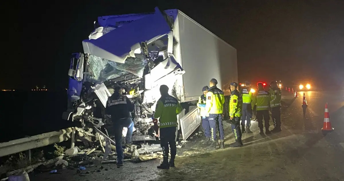 Emniyet şeridinde feci kaza: 15 yaralı