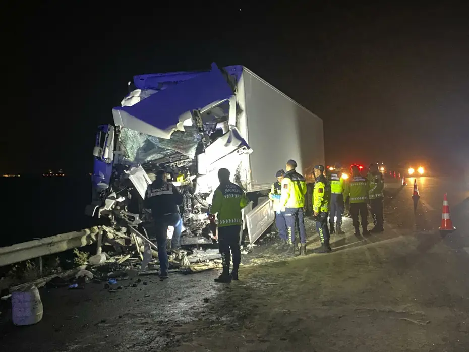 Emniyet şeridinde feci kaza: 15 yaralı