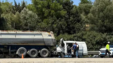 Bornova'da TIR'a çarpan minibüsün sürücüsü hayatını kaybetti