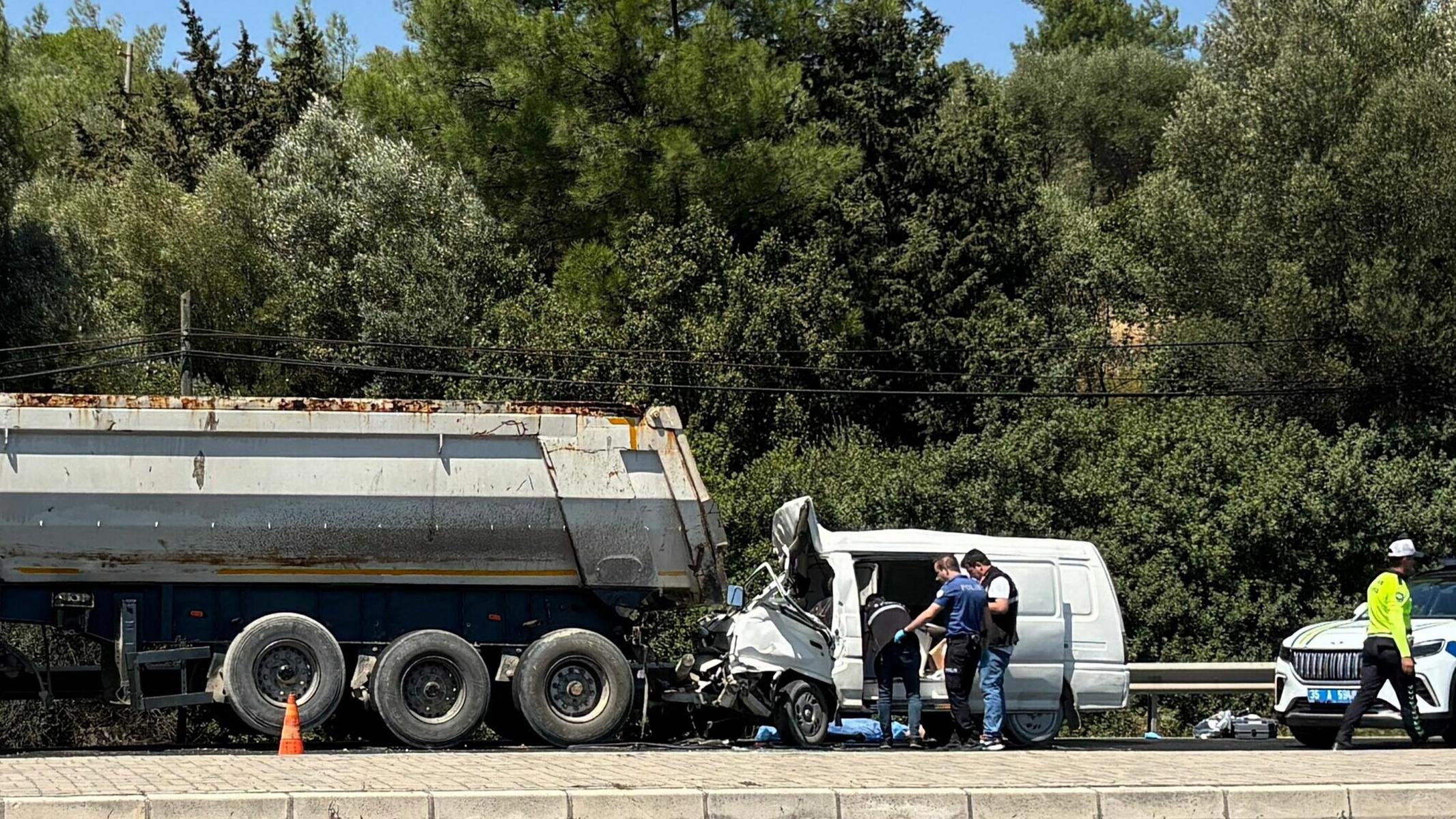 Bornova'da TIR'a çarpan minibüsün sürücüsü hayatını kaybetti
