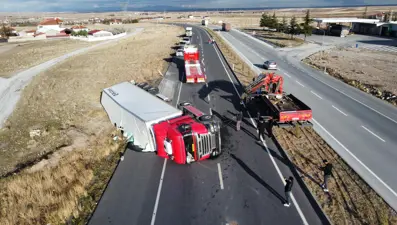 Afyonkarahisar'da meyve yüklü TIR devrildi