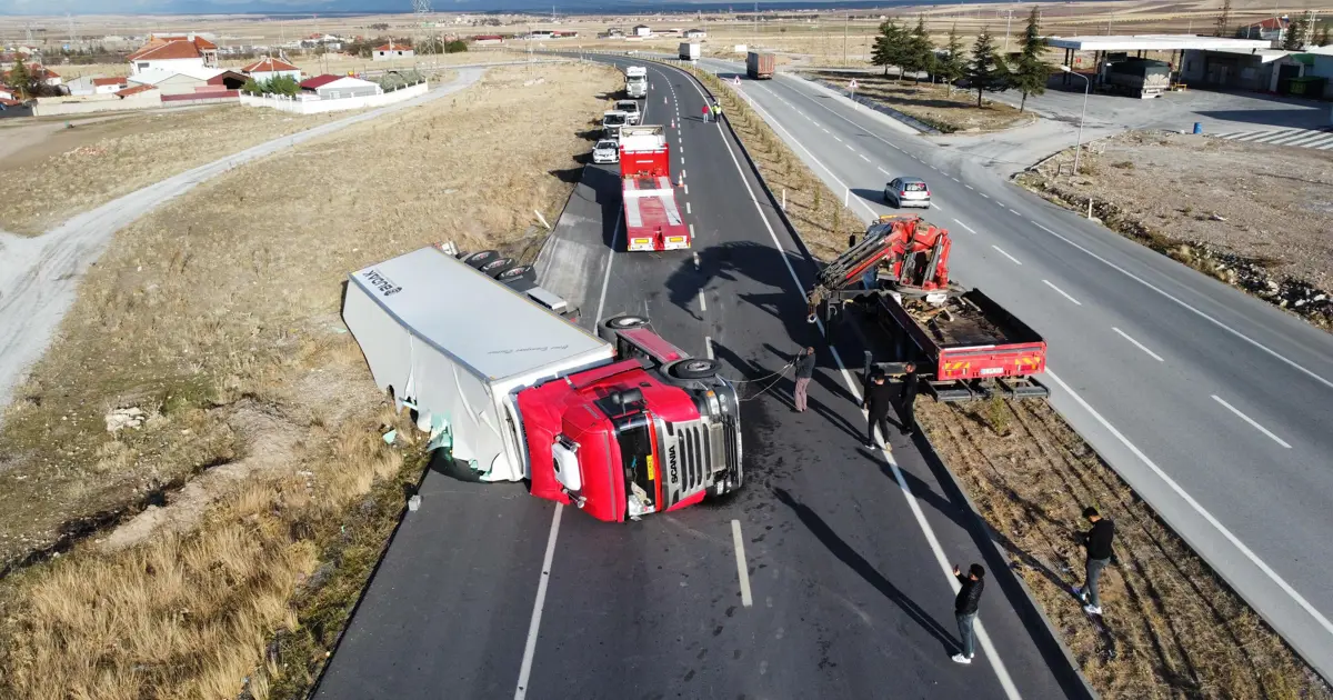 Afyonkarahisar'da meyve yüklü TIR devrildi