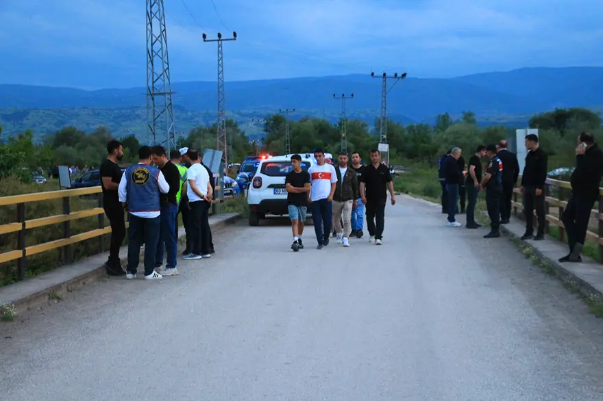 FOTOĞRAF ÇEKMEK İSTERKEN SUYA DÜŞTÜLER 1