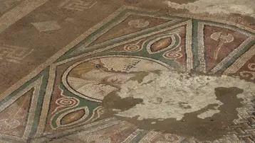 2 bin yıllık eser kaçak kazıyla bulundu. Yazının sırrı çözüldü