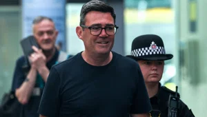 İngiltere'de başbakanlık yarışında öne çıkan Andy Burnham kimdir? İngiltere'de başbakanlık yarışında öne çıkan Andy Burnham kimdir?