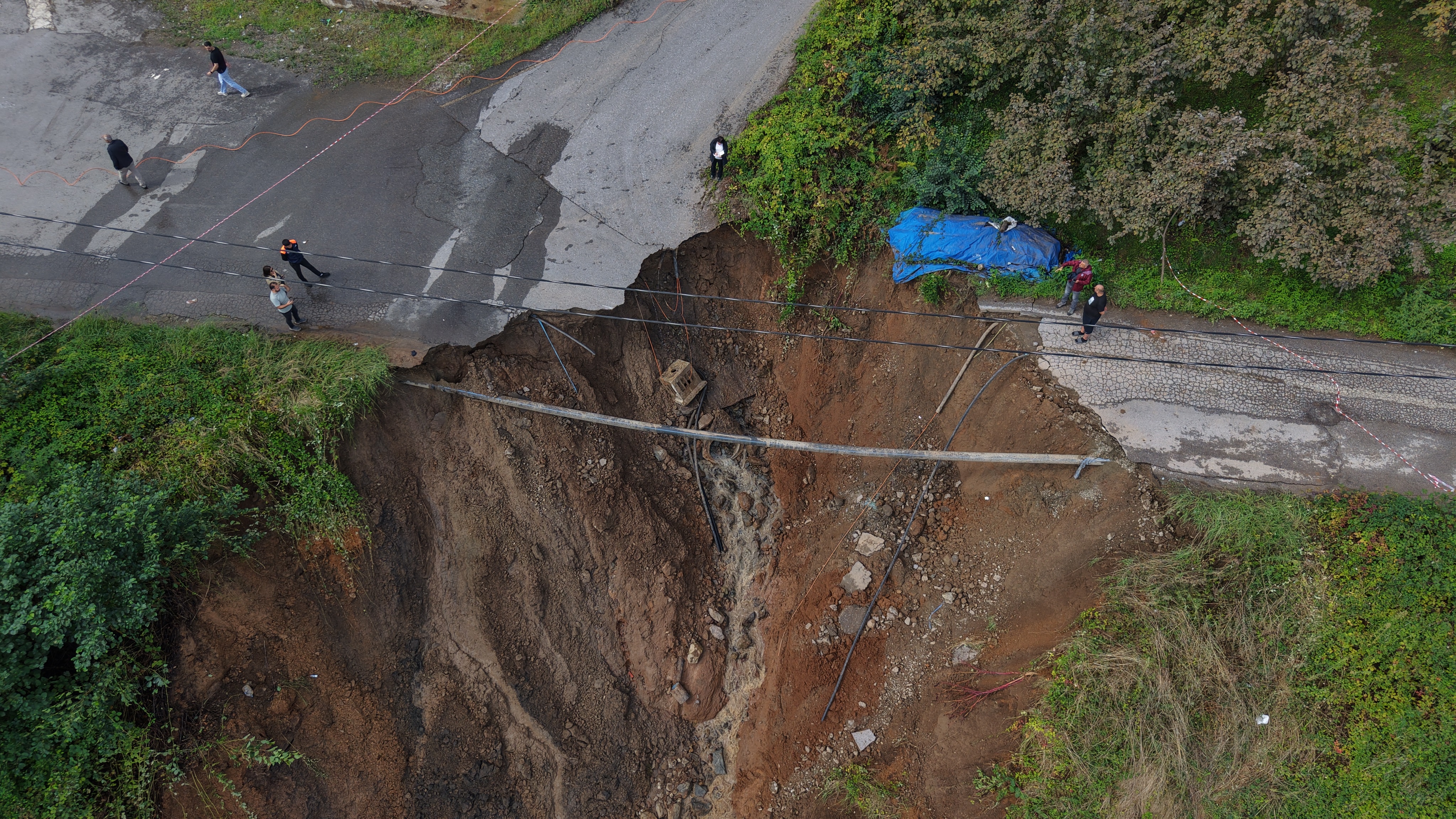 Trabzon'da yol çöktü. Dere yatağına sürüklenen araçtaki 2 kişi yaralandı 