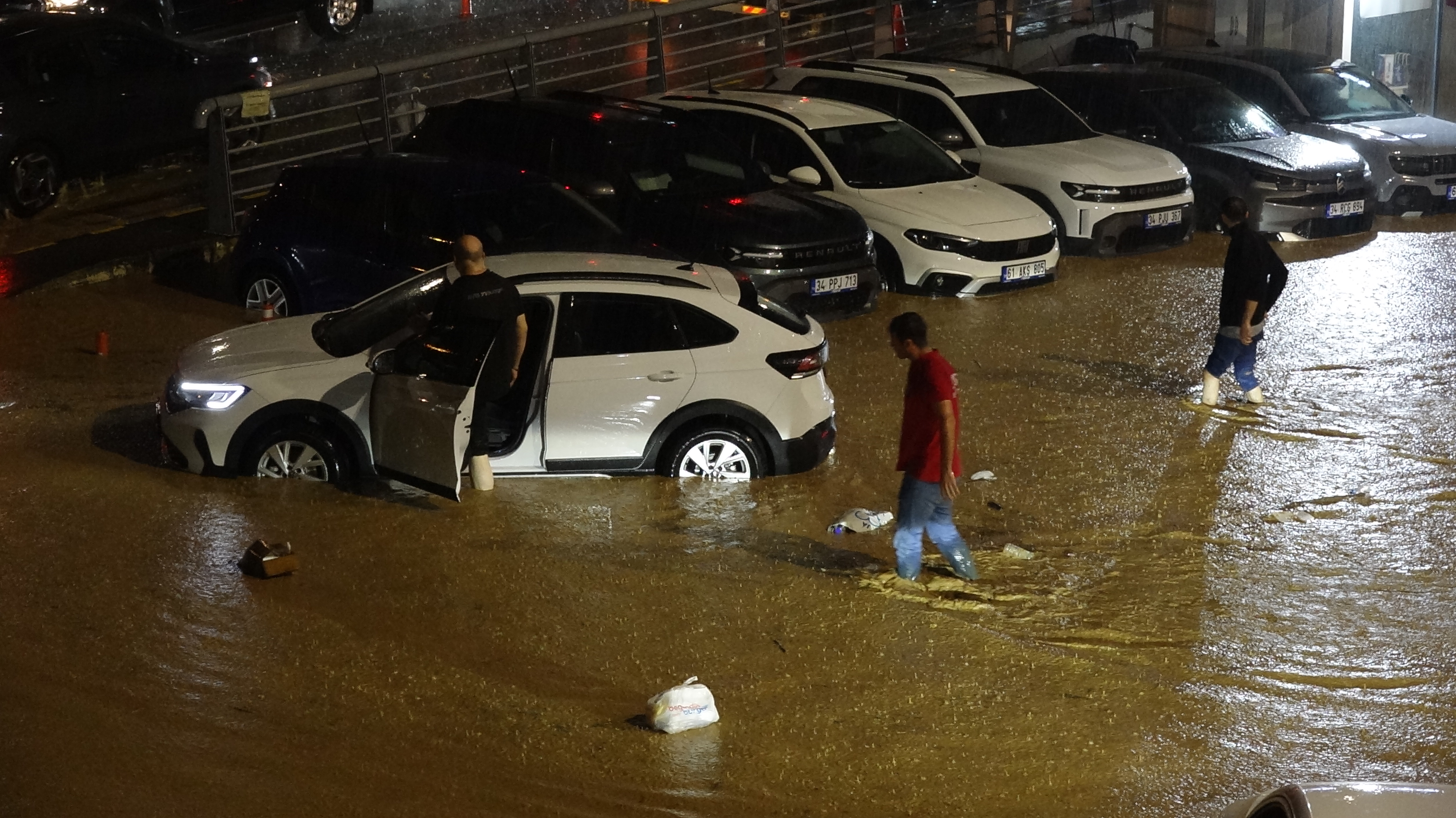 Metrekareye 50 kilogram yağış düştü: Trabzon'da yollar göle döndü, ev ve iş