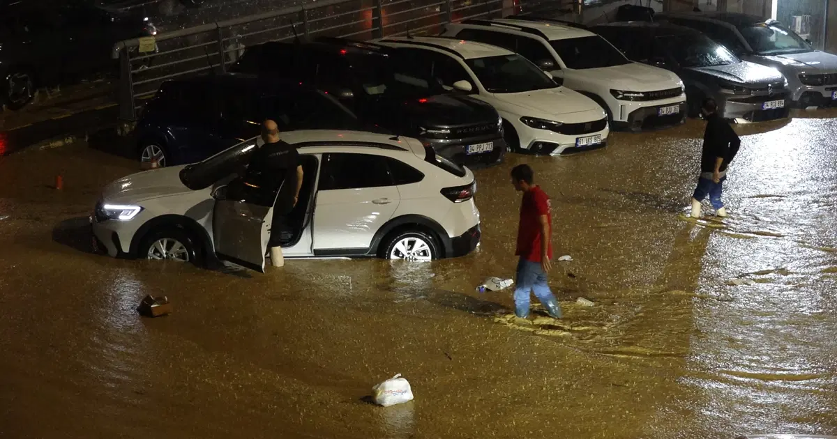 Metrekareye 50 kilogram yağış düştü: Trabzon'da yollar göle döndü, ev ve iş yerlerini su bastı