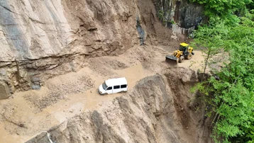 Ölümden döndüler. Minibüs heyelanda çamura saplandı