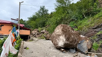 Trabzon'da heyelanda 3 katlı ev hasar aldı