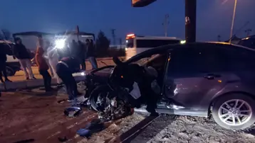 Traktörle çarpışarak savrulan otomobilin ezdiği yaya öldü 