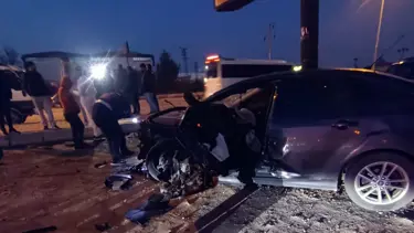 Traktörle çarpışarak savrulan otomobilin ezdiği yaya öldü 