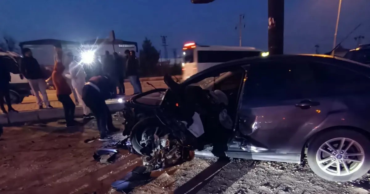 Traktörle çarpışarak savrulan otomobilin ezdiği yaya öldü