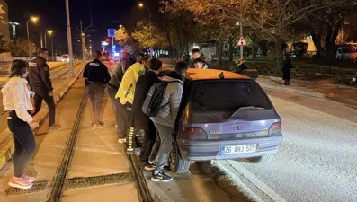 Tramvay yoluna giren aracı iterek çıkardılar