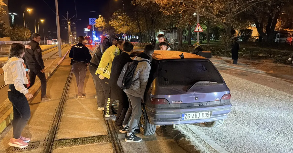Tramvay yoluna giren aracı iterek çıkardılar