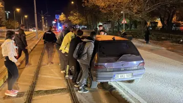 Tramvay yoluna giren aracı iterek çıkardılar