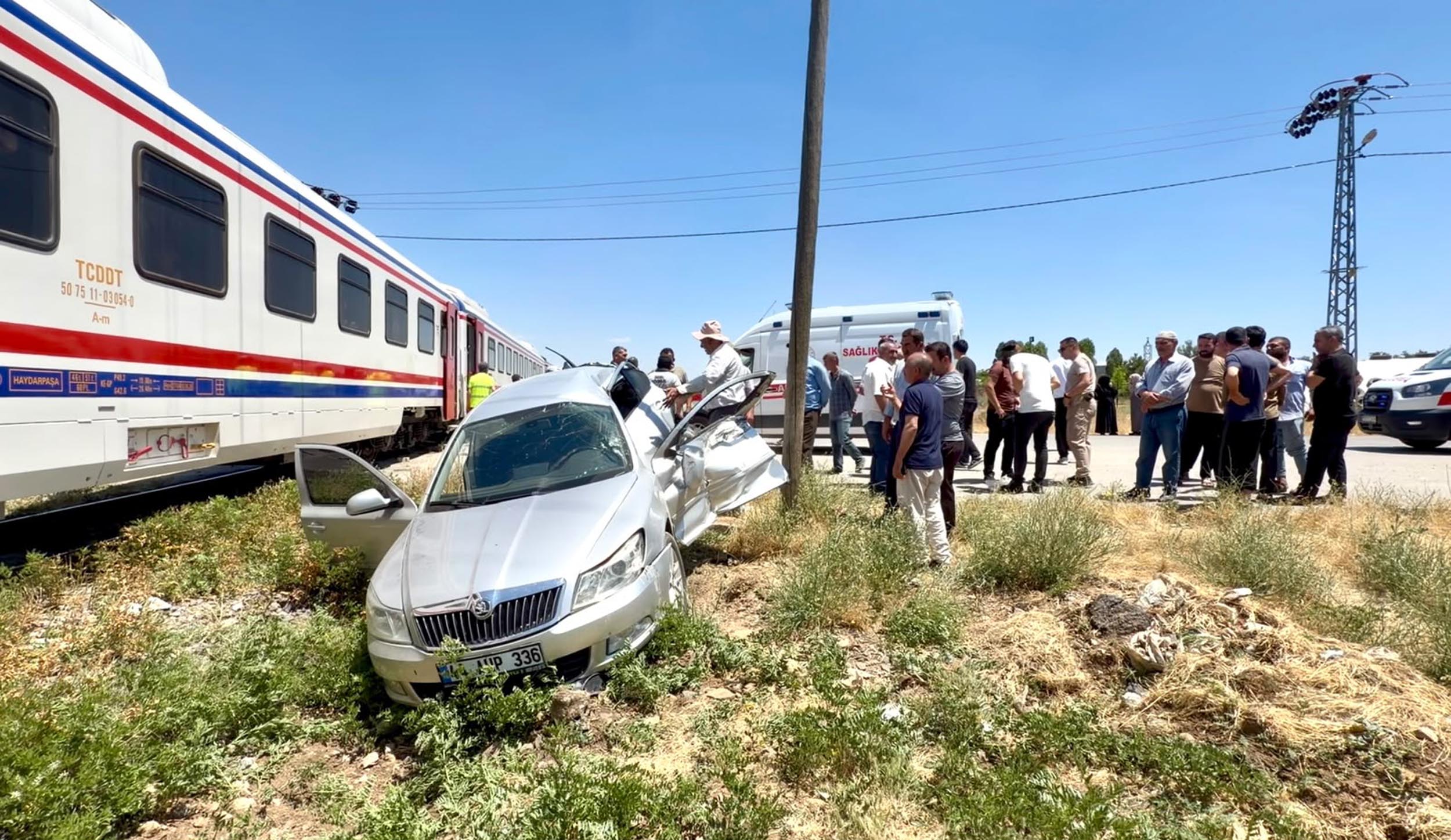 Otomobile tren çarptı. 3 yaralı