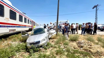 Otomobile tren çarptı. 3 yaralı