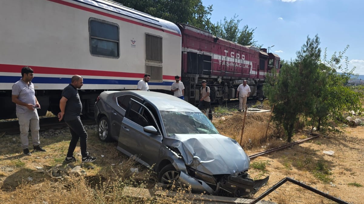 Bingöl'de bir tren, otomobile çarptı