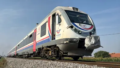 Manisa'da korkunç kaza: Trenin çarptığı kamyonet ikiye bölündü
