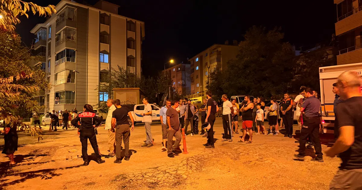 Toprak kayması nedeniyle 5 katlı bina tahliye edildi