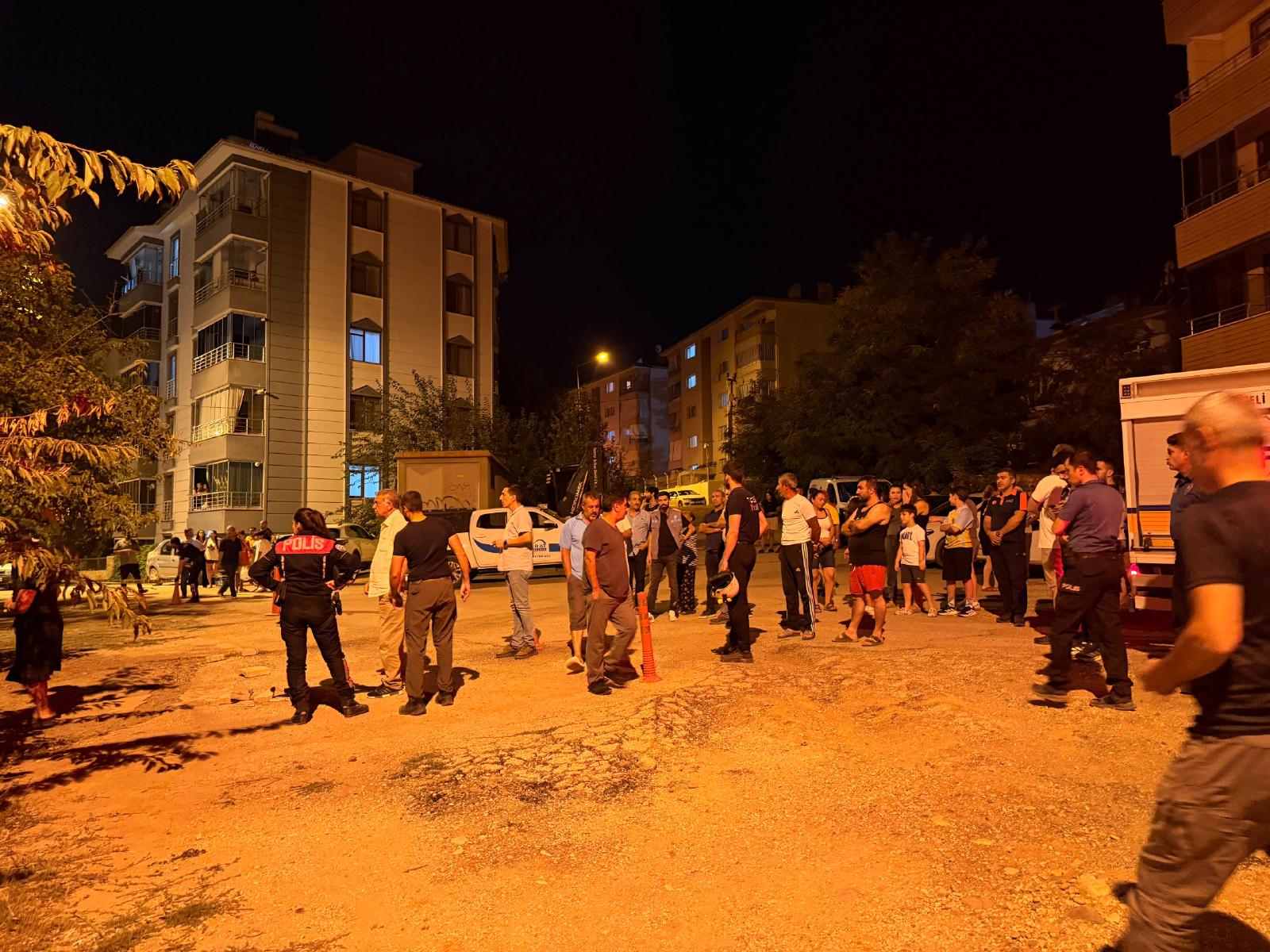 Toprak kayması nedeniyle 5 katlı bina tahliye edildi