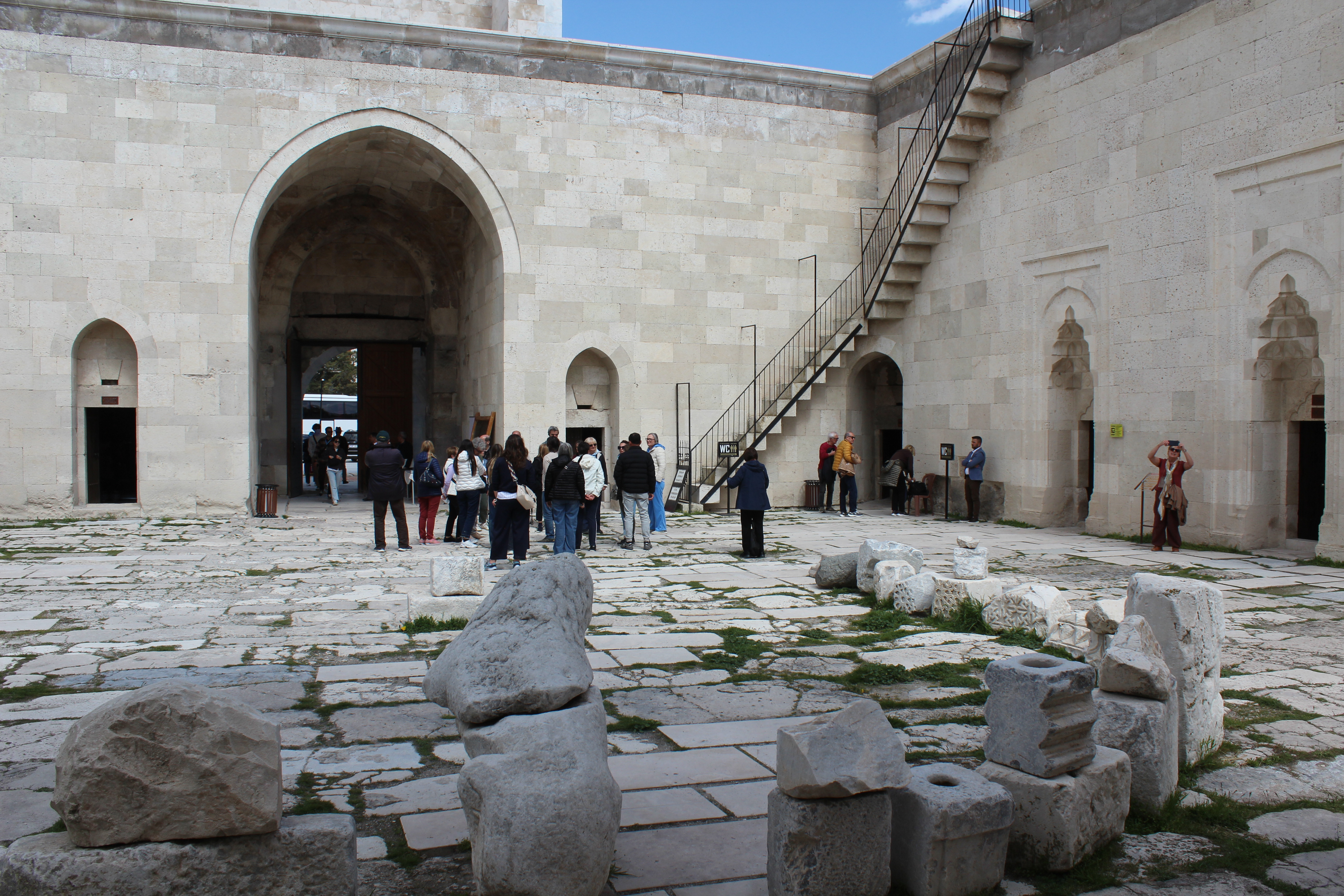 Türk dizilerinden etkilenen turistler buraya akın ediyor. 800 yıllık tarihi var