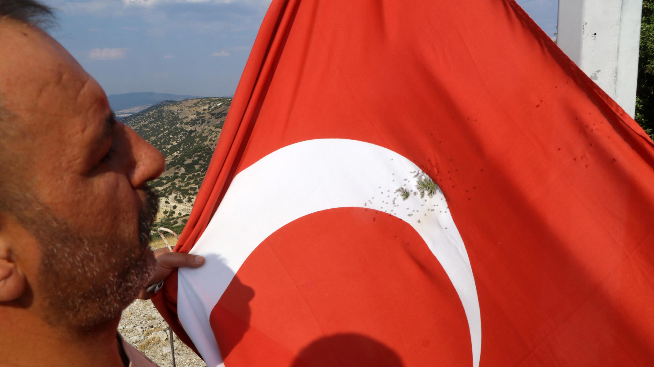 Burdur'da Türk bayrağına saldırı. Av tüfeği ile ateş ettiler