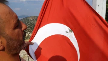 Burdur'da Türk bayrağına saldırı. Av tüfeği ile ateş ettiler