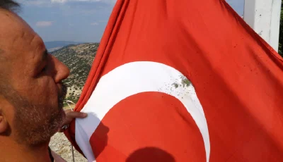 Burdur'da Türk bayrağına saldırı. Av tüfeği ile ateş ettilerBurdur'da yamaç paraşütçülerinin atlayış yaptığı Avşar Tepe'de bulunan Türk bayrağına av tüfeği ile ateş edilerek zarar verildi.