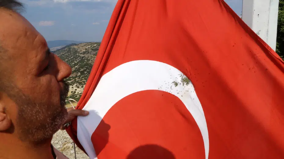 Burdur'da Türk bayrağına saldırı. Av tüfeği ile ateş ettiler