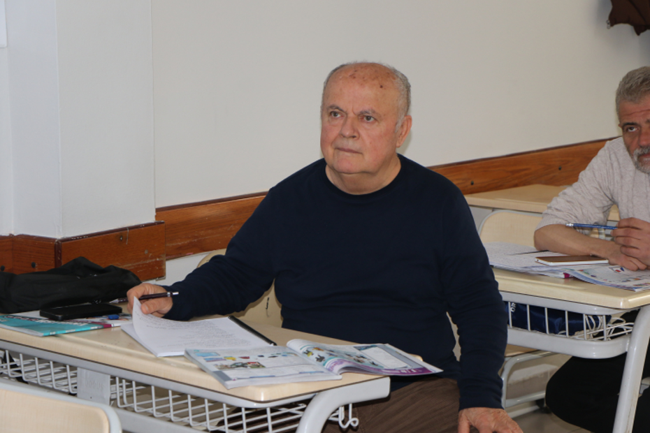 74 yaşındaki dede, torunu için İngilizce öğreniyor