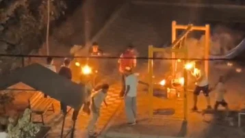 Yanan sopalarla parktaki çocukları korkuttular