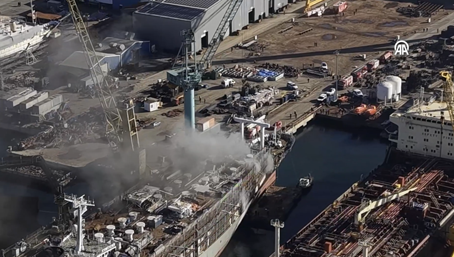 Tuzla'da tersanede gemi yangını