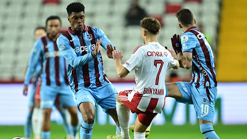 Trabzonspor, Antalya'da 3 puanın kıyısından döndü