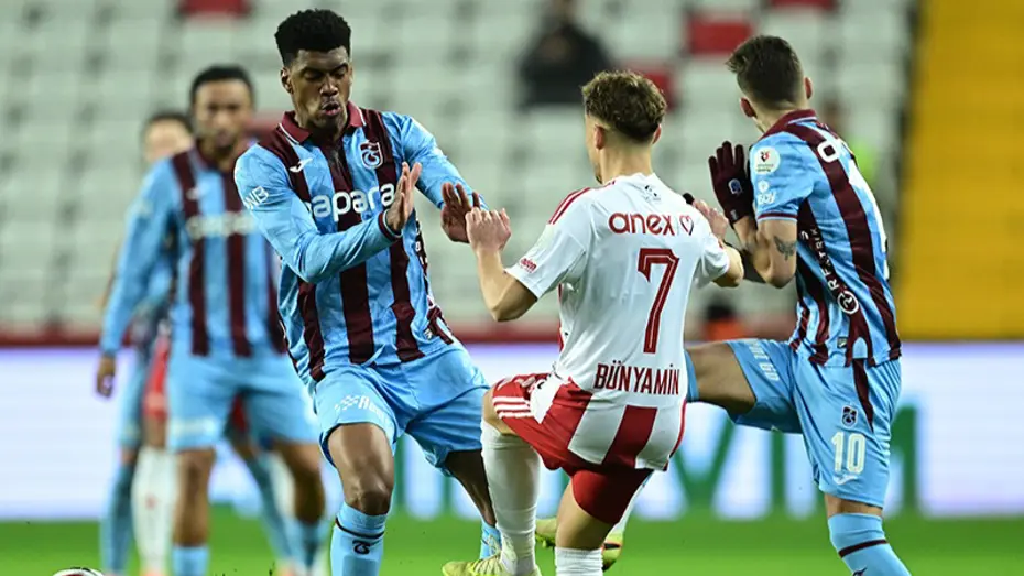 Trabzonspor, Antalya’da 3 puanın kıyısından döndü